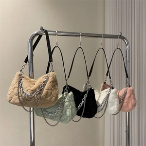 Sac à Épaule en Peluche pour Femme Motif Cœur Chaîne en Métal Sac Bandoulière Fausse Fourrure Automne Hiver Sac à Main Souple
