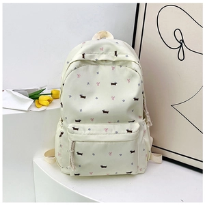 Détail d'un sac à dos crème en toile avec motif mignon de teckel et imprimés floraux