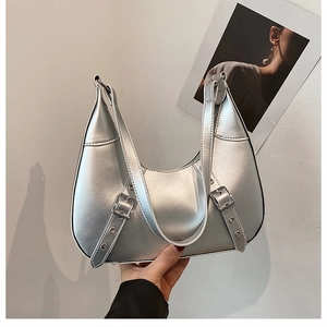 Detaillierte Nahaufnahme einer silbernen Crescent-Bag mit Zierschnallen und silbernen Elementen