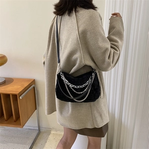 Sac à main d'hiver en fausse fourrure noire avec chaînes métalliques argentées