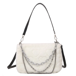 Sac à main en fausse fourrure blanche avec cœurs matelassés et chaînes pour l'hiver
