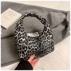 Detalle del bolso media luna de cuero sintético con estampado de leopardo y grano