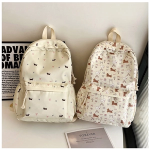 Détail d'imprimés teckel et fleurs sur un sac à dos en toile décontracté pour école