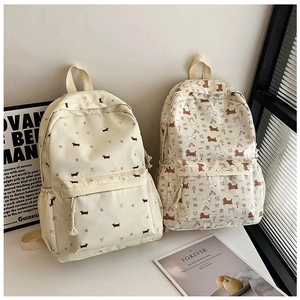 Détail du sac à dos fleuri avec imprimés de teckels mignons et motifs de nœuds en nylon