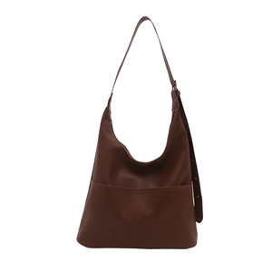 Grand sac hobo marron avec bandoulière réglable et une finition élégante en cuir texturé