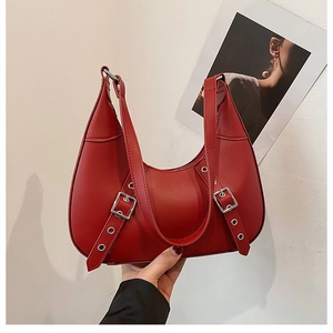 Modische rote Hobo-Tasche in Halbmondform mit silbernen Metallschnallen und Griff