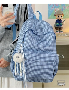 Detailansicht hellblauer karierter Rucksack mit Reißverschlusstasche und Plüschtier-Anhänger
