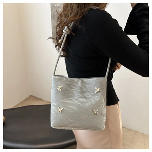 Sac bandoulière argenté froissé avec ornements papillons métalliques en 3D