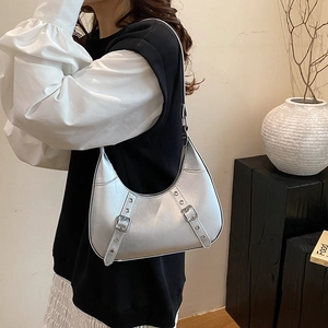 Silberne Y2K Crescent Moon Hobo Tasche mit Schnallenriemen und Metallnietendetails
