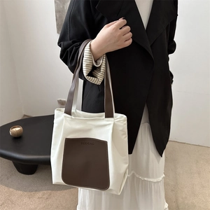 Minimalist winter tote bag in off-white and brown leather with shoulder strap