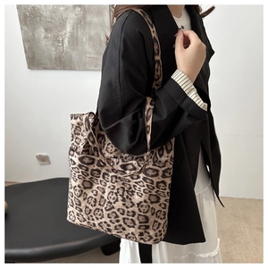 Dettaglio borsa shopper leopardata con tracolla larga e pratica tasca laterale esterna