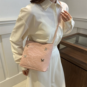 Sac bandoulière rose chic en tissu avec papillons argentés et texture plissée