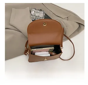 Vue détaillée de l'intérieur du sac besace marron vintage avec espace de rangement