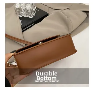 Détail de la base en cuir résistant à l'usure et des coutures d'un sac bandoulière marron