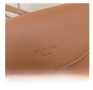Détail du sac en cuir marron caramel avec texte Fashion Bags gaufré et coutures fines