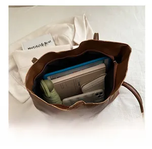 Braune Leder-Shopper Innenausstattung mit Platz für Tablet, Regenschirm und Zubehör