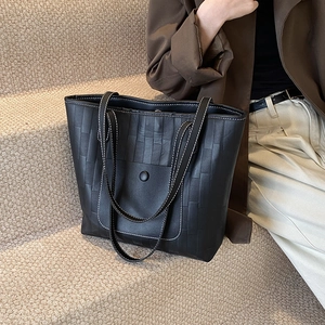 Grande borsa tote nera testurizzata con cuciture a contrasto e lunghi spallacci eleganti