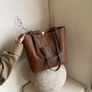 Grande borsa tote patchwork marrone con trama intrecciata e tasca a contrasto