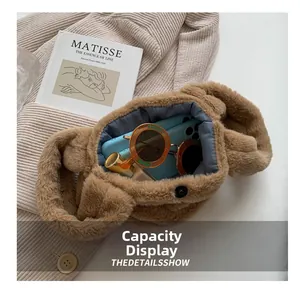 Vue intérieure du sac à main en peluche montrant le rangement des objets quotidiens