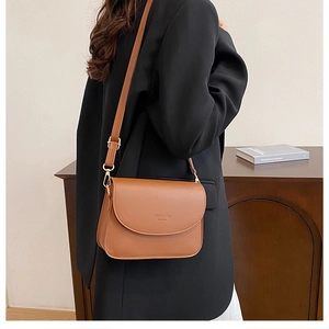 Sac bandoulière marron caramel avec fermoir doré et rabat au design minimaliste chic