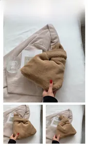 Détail du sac à main en peluche kaki avec texture douce et style automnal