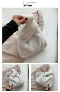 Détail d'un sac à nœud en fausse fourrure blanche douce avec une poignée pelucheuse