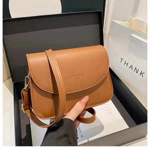 Sac bandoulière en similicuir marron dans sa boîte cadeau avec lettrage élégant