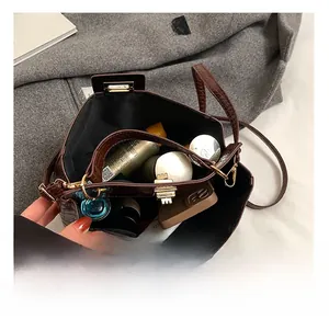 Vue de dessus du sac en cuir croco marron montrant sa grande capacité intérieure