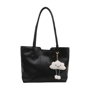 Minimalistische schwarze Totebag aus Kunstleder mit süßem weißem Wolken-Plüschanhänger