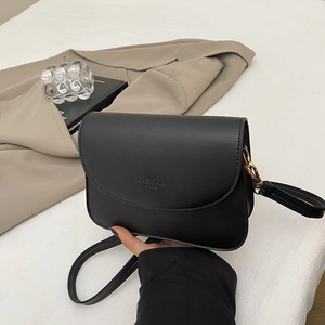 Sac bandoulière minimaliste en cuir PU noir avec finitions dorées et logo mode embossé