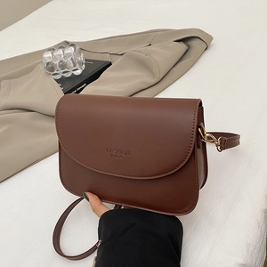 Sac bandoulière carré marron foncé minimaliste avec détails dorés et cuir