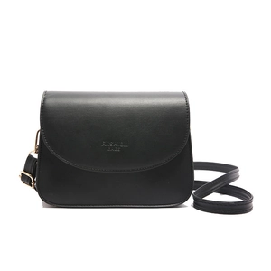 Petit sac carré bandoulière minimaliste en similicuir noir mat avec boucle dorée et logo