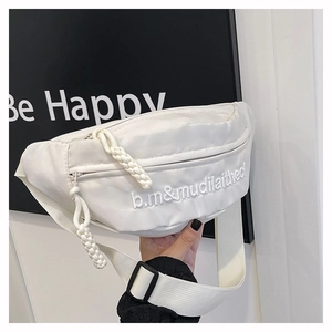 Détail d'un sac de poitrine en nylon blanc avec broderie et tirette en corde tressée