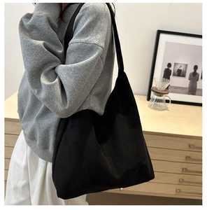 Detailed view of a black large-capacity tote bag worn on shoulder for commute