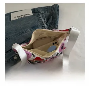 Vista dettagliata della capacità interna della borsa hobo floreale con accessori