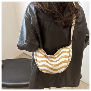 Vista modella di una borsa a tracolla a mezzaluna con strisce ondulate gialle e bianche