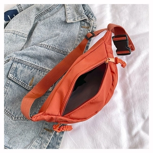 Vue détaillée du sac banane sport orange en nylon avec sangle à boucle réglable robuste