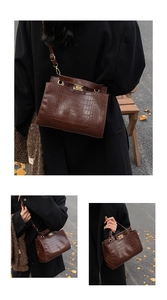 Vue détaillée du sac en cuir PU marron foncé avec motif crocodile et détails dorés