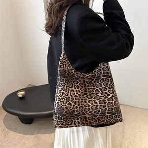 Fashion Leopard Print Tote Bag Large Capacity Shoulder Bag Trendy Street Style Women Underarm Bag Fabric Travel Shopping Handbag