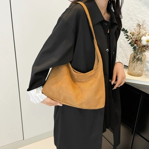 Borsa hobo marrone in pelle scamosciata opaca con design minimalista a tracolla donna