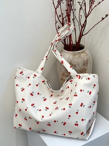 Gros plan sur un sac cabas en toile durable avec un motif imprimé cerises mignon