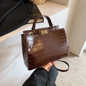 Sac à main rétro marron foncé motif crocodile avec fermoir doré et bandoulière chic