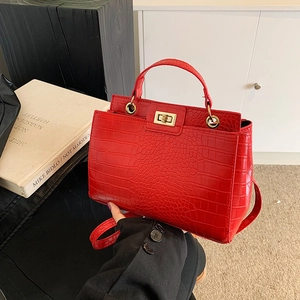 Sac à main rouge rétro pour femme avec motif crocodile, fermoir doré et bandoulière chic