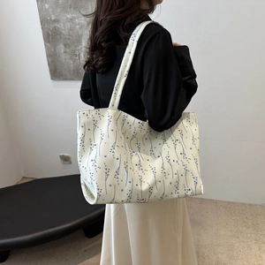 Grand sac fourre-tout en toile avec imprimé floral bleu marine et bandoulière simple