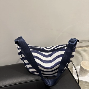 Borsa a tracolla a mezzaluna a righe bianche e blu con ampia tracolla regolabile da donna