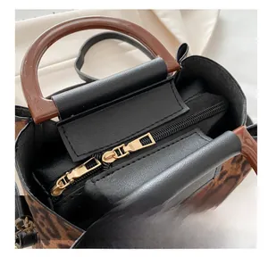 Détail de la fermeture éclair dorée et de l'imprimé léopard sur ce sac à main