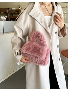 Détail d'un sac à bandoulière en peluche rose avec chaîne en perles sur modèle