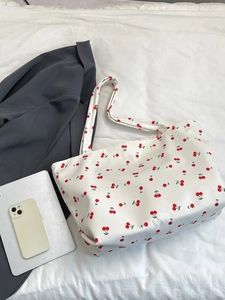 Sac cabas en toile blanche avec imprimé cerises rouges et longues bandoulières élégantes
