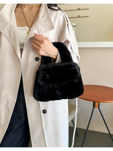 Vue détaillée du sac en fausse fourrure noire avec chaîne en perles et poignée souple