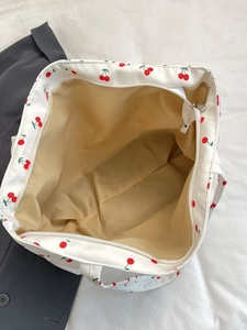 Vue intérieure du sac cabas imprimé cerises avec doublure jaune et fermeture éclair